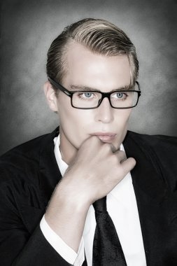 Genç Yönetici düşünceli