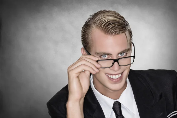 Jovem empresário sorrindo com atitude amigável — Fotografia de Stock