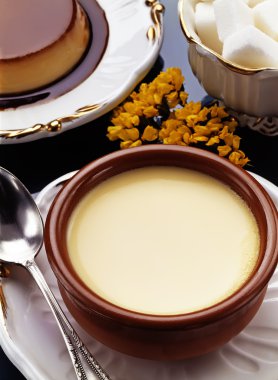 karamel ile muhallebi. flan ve şeker