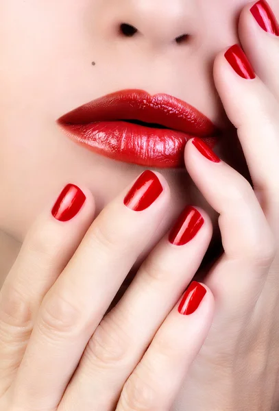 Labios rojos de mujer sensual. Esmalte de uñas rojo — Foto de Stock