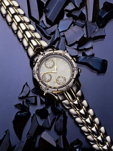 Montre sur verre bleu — Photo