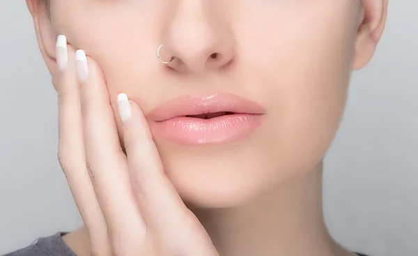 Natürliches Make-up und französische Maniküre. sinnliche Lippen — Stockfoto