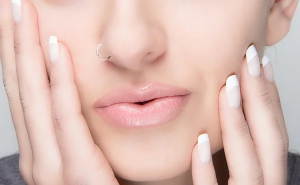 Doğal makyaj ve Fransız manikür. şehvetli dudakları — Stok fotoğraf