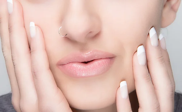 Maquillaje Natural y Manicura Francesa. Los labios sensuales — Foto de Stock