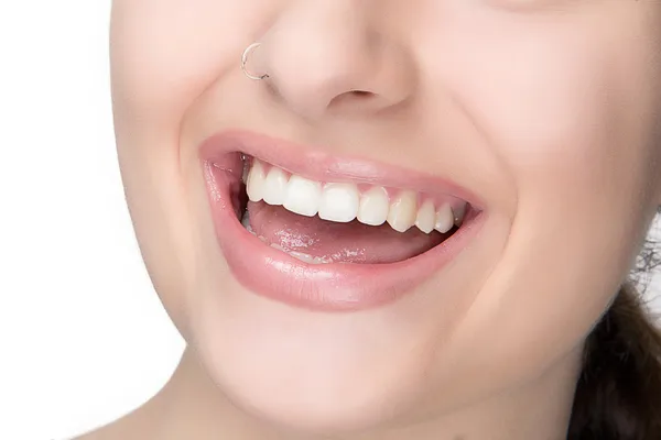 Gesunder Mund. Schönheit lächelt. sinnliche Lippen — Stockfoto