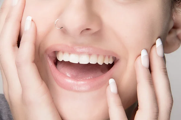 Boca saudável jovem. Sorriso de beleza — Fotografia de Stock