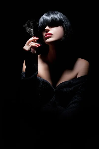 Retrato de menina sexy bonita. Cabelo preto. Lábios vermelhos sensuais — Fotografia de Stock