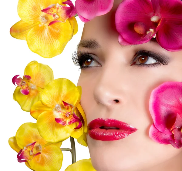 Menina bonita com flores do Orchid. Maquiagem . — Fotografia de Stock