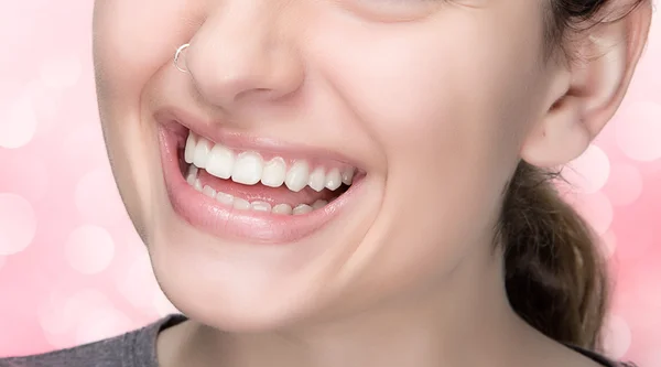 Schönheit gesundes Lächeln. Sinnliche Lippen. natürliches Make-up — Stockfoto