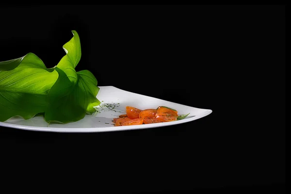 Kirschtomatensalat. Kreative Küche — Stockfoto