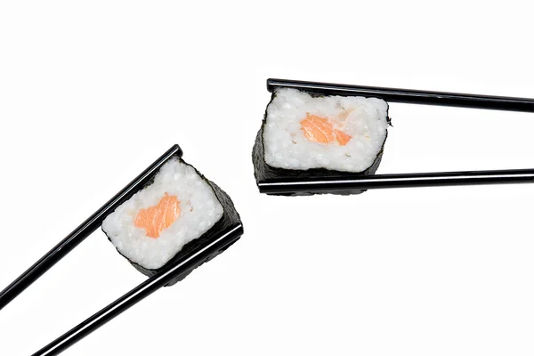 Ρολό σούσι στο τα ξυλάκια. παραδοσιακή ιαπωνική κουζίνα — Φωτογραφία Αρχείου