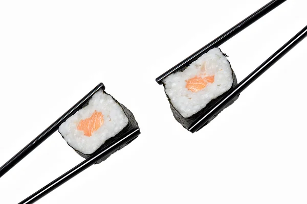 Sushi Roll em The Chopsticks. Comida típica japonesa — Fotografia de Stock