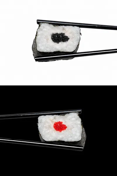 Sushi nos Chopsticks. Comida típica japonesa — Fotografia de Stock