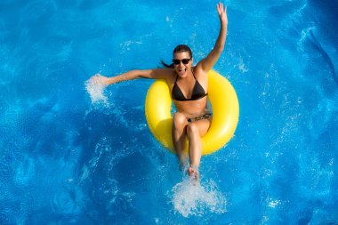 Aquapark. havuzda oynarken güzellik esmer