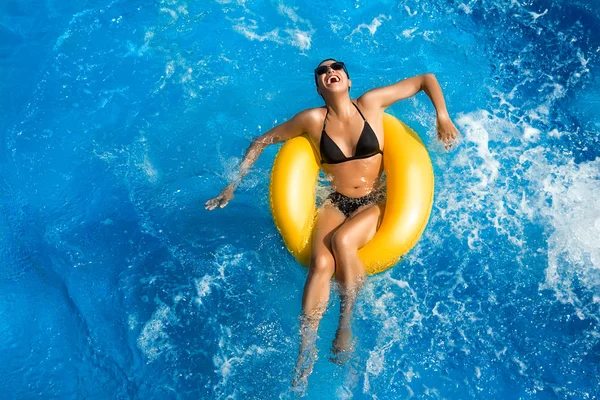 Aquapark. Skönhet brunett. roligt i poolen — Stockfoto