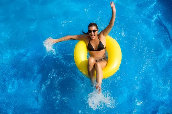 Aquapark. Beauty Brunette Playing in the Pool — Stock Photo, Image