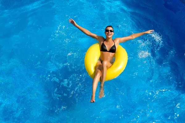 Schöne Brünette spielt im Pool — Stockfoto