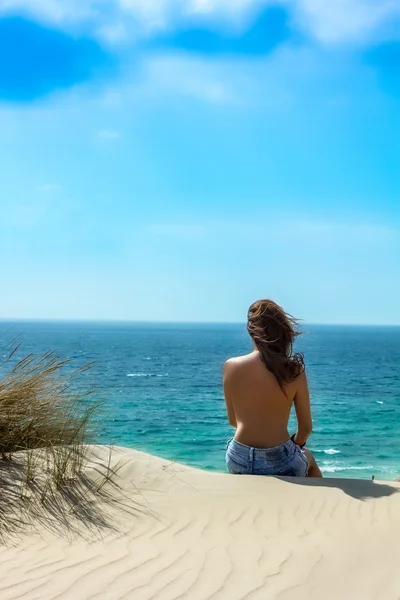 Rilassante. Giovane ragazza guardando il mare — Foto Stock