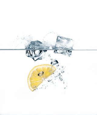 limon ve buz küpü ile sağlıklı içecek