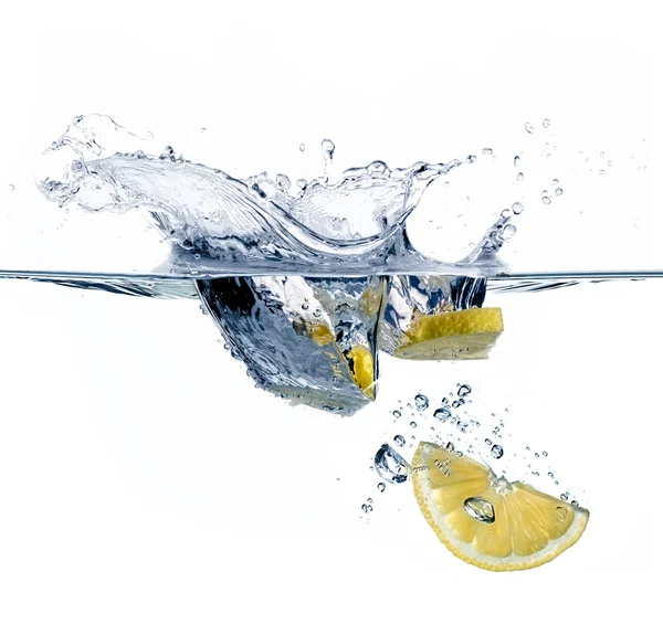 Acqua sana con limone. Spruzzi — Foto Stock