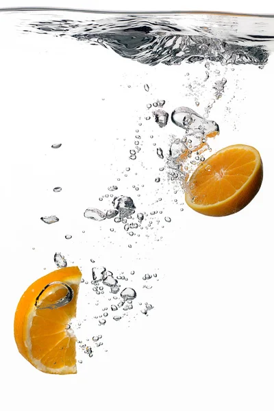 Acqua sana con arance fresche. Splash isolato su bianco — Foto Stock