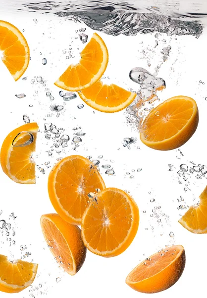 Zdravá voda s čerstvé pomeranče. kapky — Stock fotografie