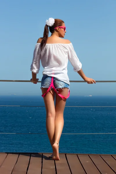 Achterkant van modieuze meisje in denim shorts — Stockfoto