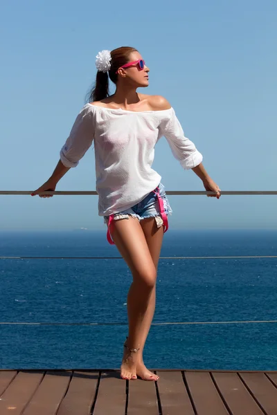 Beauty Brunette Girl in Denim Shorts. Seaside Holidays — Stock Photo, Image