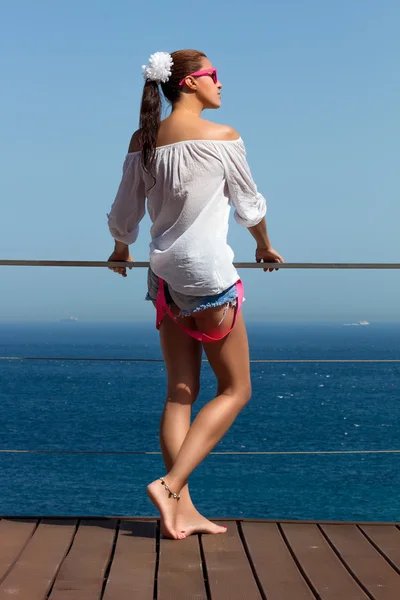 Rückseite eines modischen brünetten Mädchens in Jeanshosen — Stockfoto