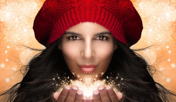 魔法のクリスマスの女の子が雪を吹きます。似顔絵 — ストック写真
