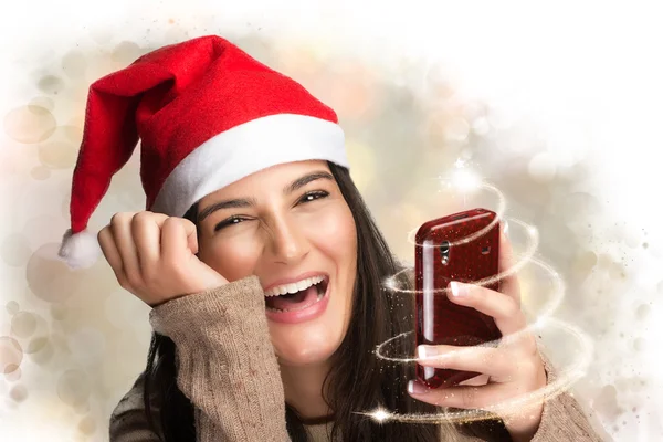 Щаслива усміхнена дівчина з різдвяним подарунком — стокове фото