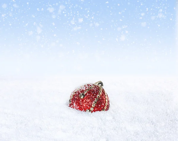Bola de Navidad solitaria en la nieve — Foto de Stock