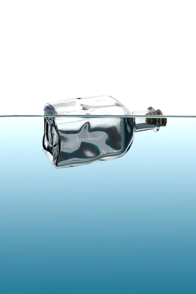 新鮮なきれいな水に浮かぶガラス ボトル — ストック写真