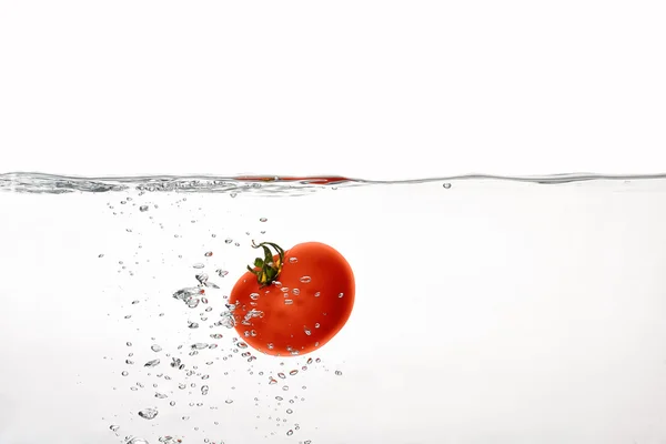 Tomates rojos frescos en agua hirviendo aislados sobre fondo blanco —  Fotos de Stock