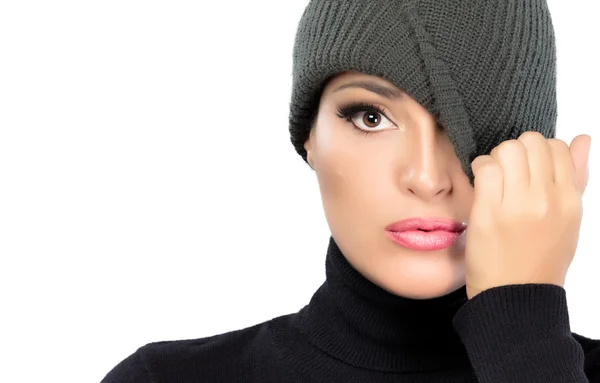 美丽的冬天藏帽用一只眼睛的女孩。间谍 — 图库照片