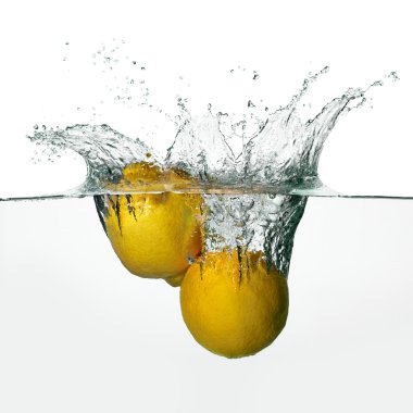 taze limon splash beyaz zemin üzerine izole su