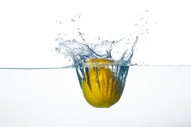 taze limon splash beyaz zemin üzerine izole su