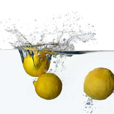 taze limon splash beyaz zemin üzerine izole su