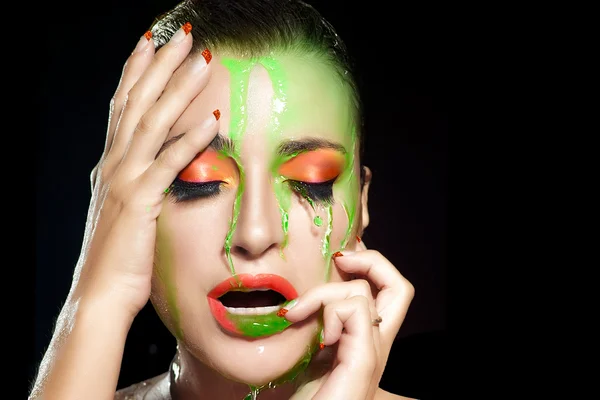 Fluor Make-up Explosion. Schönheit und Mode unter fließendem Wasser — Stockfoto