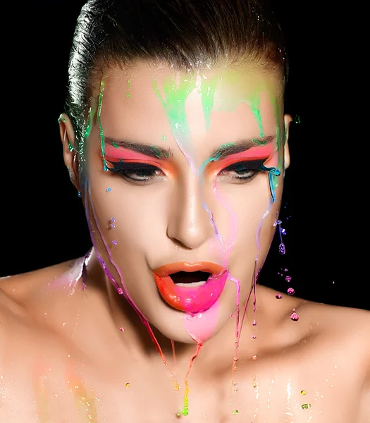 Retrato de chica de moda. Maquillaje colorido bajo el agua que fluye —  Fotos de Stock