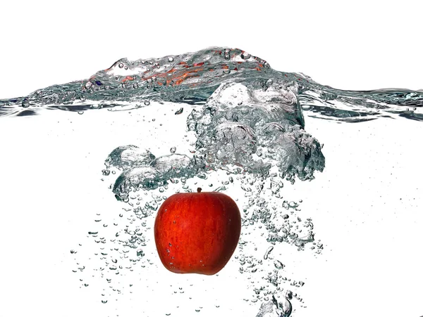 Mărul roșu se prăbușește în apa proaspătă izolată pe White Backgro — Fotografie, imagine de stoc
