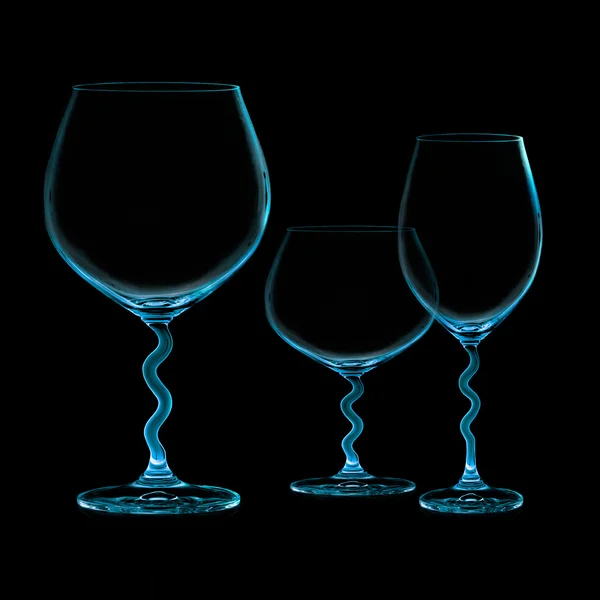 Três copos elegantes isolados em fundo preto — Fotografia de Stock