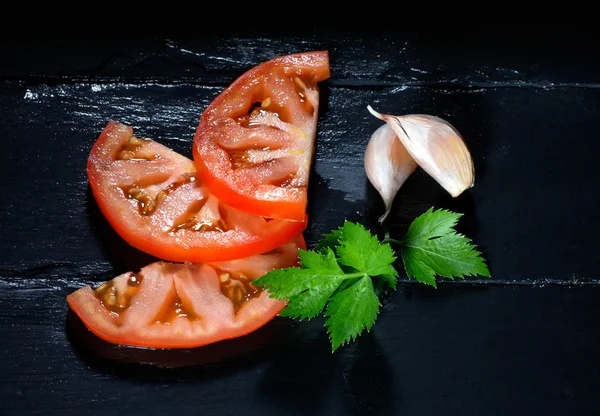 Tomato with Parsley and Garlic Cloves. Healthy and Organic Foods — Stock Photo, Image