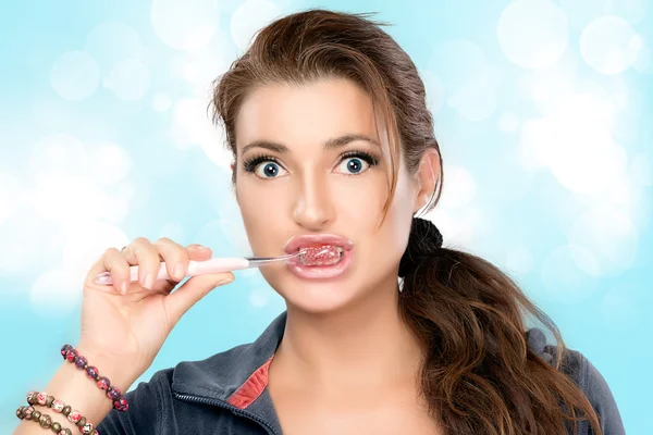 Attraktive junge Frau beim Zähneputzen — Stockfoto