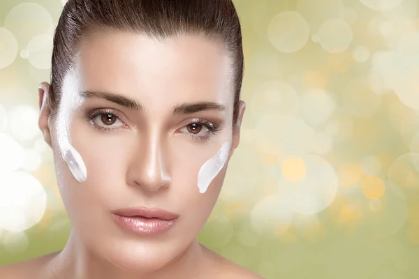 Spa meisje met crème op haar gezicht. huidverzorging concept — Stockfoto