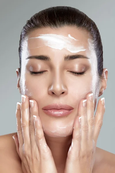 Hermosa chica de spa con crema en su cara. Concepto de cuidado de la piel — Foto de Stock