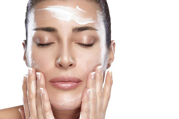 Hermosa chica de spa con crema en su cara. Concepto de cuidado de la piel — Foto de Stock