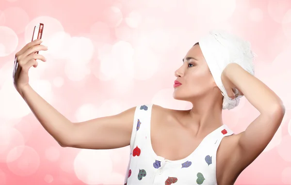 Havlu kafa selfie yapım üzerinde olan güzel kadın. Self-por
