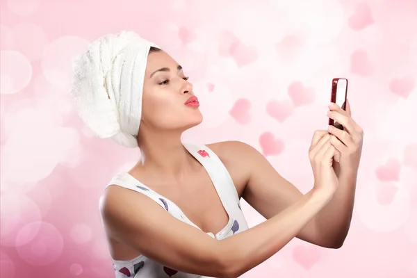 Mooie jonge vrouw na douche maakt selfie een kus verzenden — Stockfoto