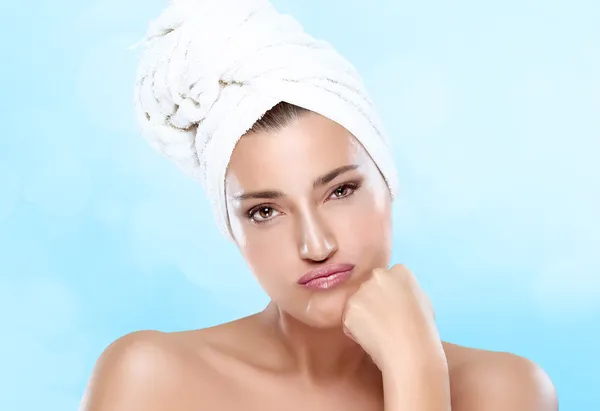 Beautiful Girl after shower pouts looking at camera. Haircare — Stock Photo, Image
